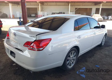 2005 Toyota Avalon Limited z USA, uszkodzony, nr VIN 4T1BK36B95U057628